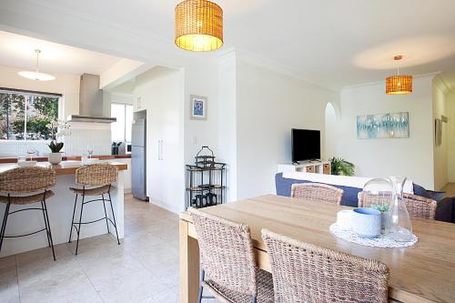 Light And Airy Garden Apartment Steps From Surf