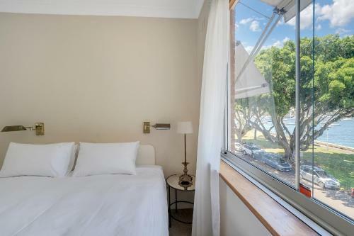Stunning Harbourside Apartment // Close To Cbd