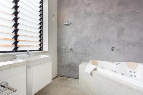 Spacious And Contemporary Manly Wharf-side Apartment