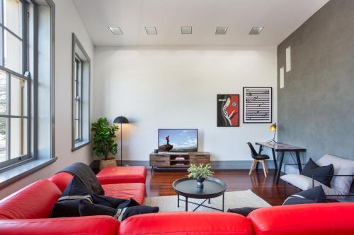 Spacious And Contemporary Manly Wharf-side Apartment