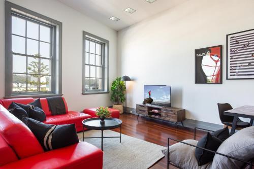 Spacious And Contemporary Manly Wharf-side Apartment