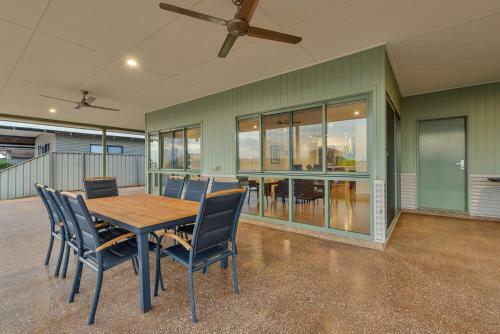 1 Kestrel Place - Great House With A Massive Garage