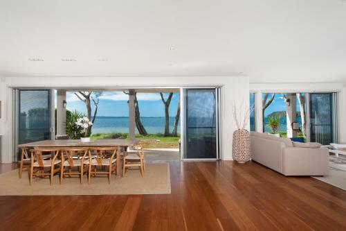 Paradise Beach House - Waterfront With Heated Pool