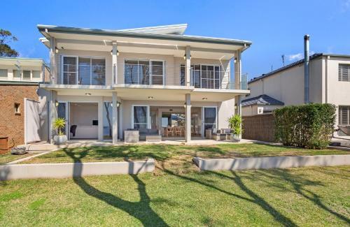 Paradise Beach House - Waterfront With Heated Pool