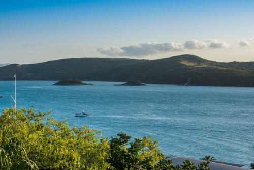 Waves 3 Luxury 3 Bedroom Endless Ocean Views Central Location + Buggy