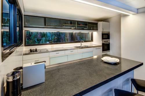 Waves 3 Luxury 3 Bedroom Endless Ocean Views Central Location + Buggy