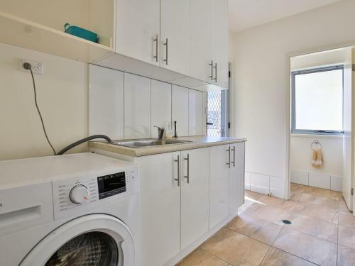Thalassa I Pet Friendly I 2 Mins Walk To Beach