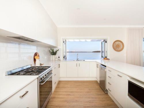 Tranquility Absolute Waterfront - Pet Friendly - 10 Mins To Hyams Beach