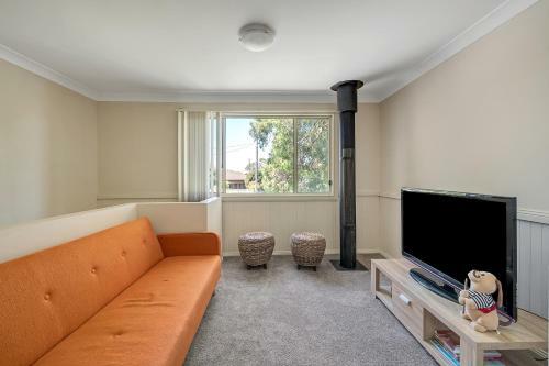Quiet 4-bedroom House // Private Pool & Fireplace