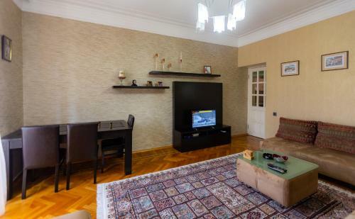 Azneft Square Flame Towers View Apartment
