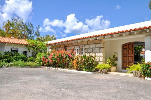 Villa In Holders Sleeps 10 With Pool And Air Con