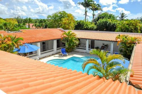 Villa In Holders Sleeps 10 With Pool And Air Con