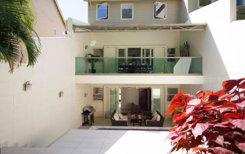 This Lofttownhouse Is Spacious, Flooded With Natural Light