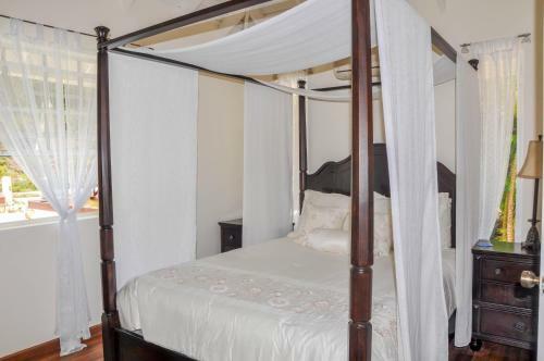 Lascelles Villa Sleeps 10 With Pool And Air Con