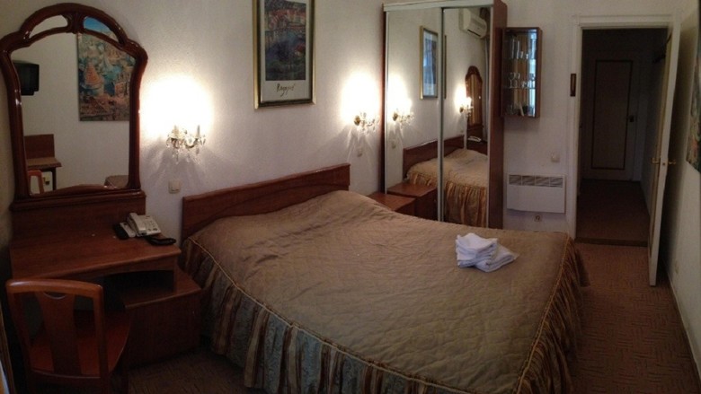 Hotel East West