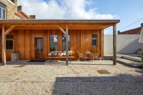Spacious Villa W/ Big Backyard And Private Parking