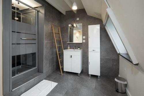 Spacious Villa W/ Big Backyard And Private Parking