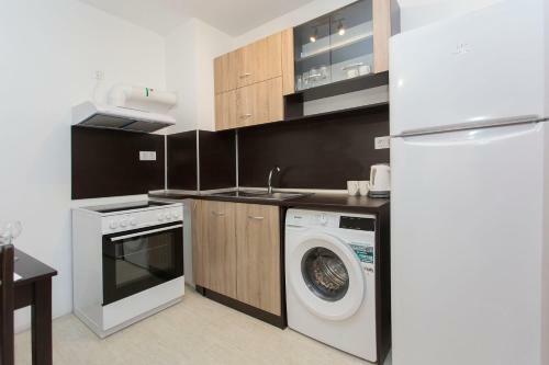 Modern And Bright Apartments Near Center - Free Parking