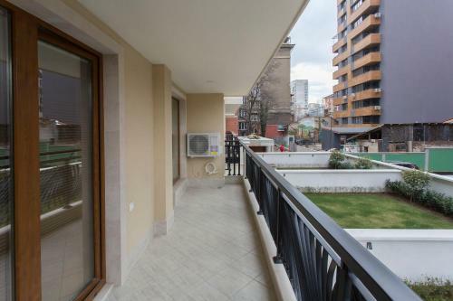 Modern And Bright Apartments Near Center - Free Parking