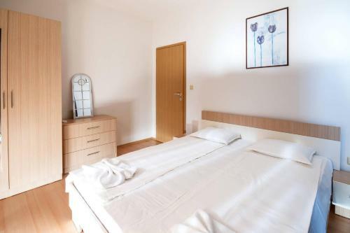 Seaside Garden 2 Bedroom Apartment For 4+1 Pax