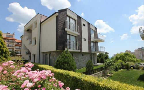 Seaside Garden 2 Bedroom Apartment For 4+1 Pax
