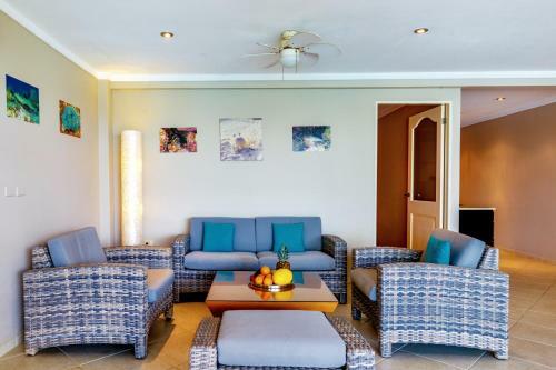 Oceanfront Apartment Yellow Tail Snapper At Den Laman