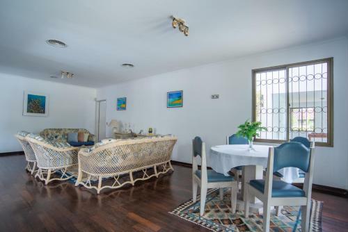 Casa Grande E Iluminada Com Piscina No Guaruj�
