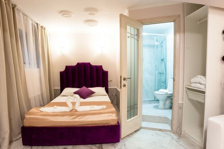 4 Rooms Hotel