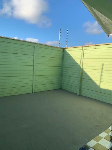 Casa, 1 Quadra Da Praia.
