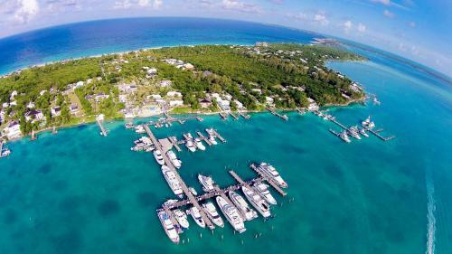 Hotel Romora Bay Resort & Marina
