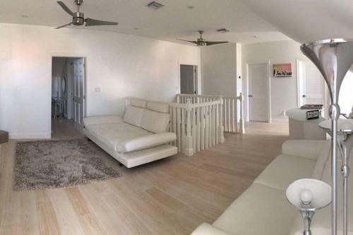 White House - Exclusive Luxury Beachfront Villa - Private White Sand Beach