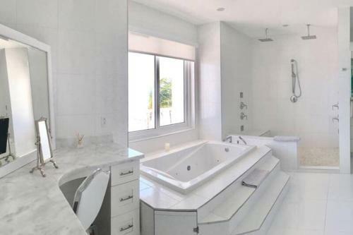 White House - Exclusive Luxury Beachfront Villa - Private White Sand Beach