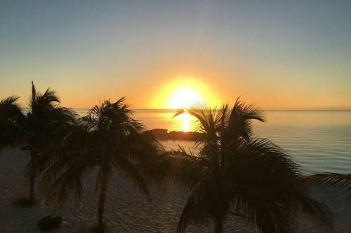White House - Exclusive Luxury Beachfront Villa - Private White Sand Beach