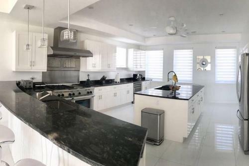 White House - Exclusive Luxury Beachfront Villa - Private White Sand Beach