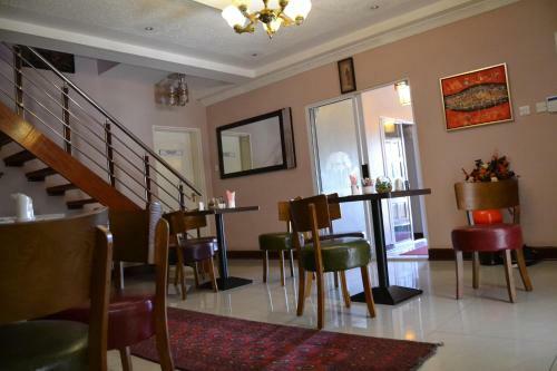 Triple Palms Bed And Breakfast
