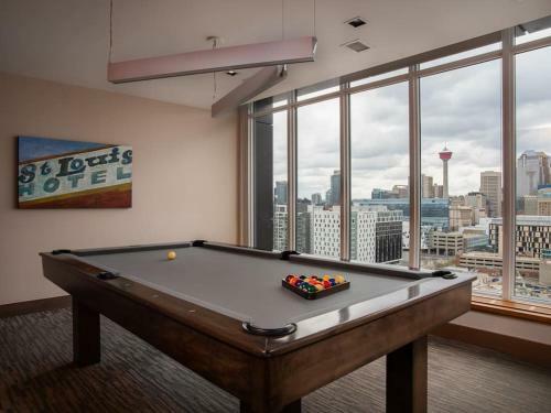 Luxury 2br Suite With Riverfront Views Pool Table Rooftop Patio Bbq Coffee