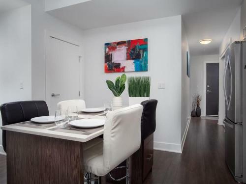 Luxury 2br Suite With Riverfront Views Pool Table Rooftop Patio Bbq Coffee