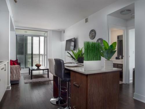 Luxury 2br Suite With Riverfront Views Pool Table Rooftop Patio Bbq Coffee