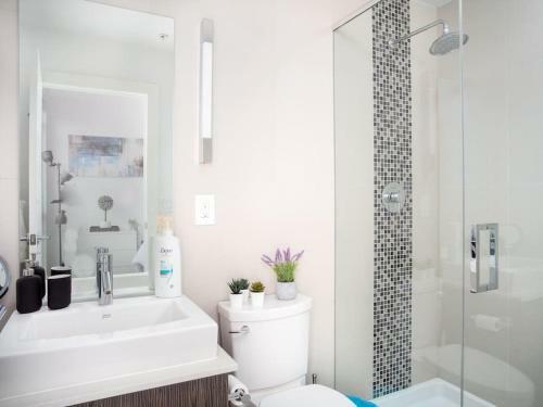 Luxury 2br Suite With Riverfront Views Pool Table Rooftop Patio Bbq Coffee