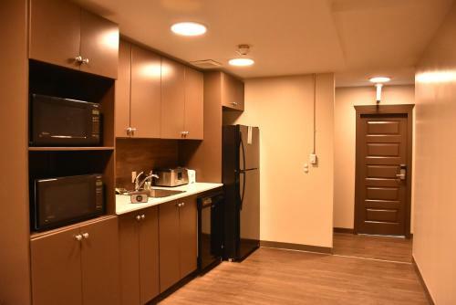 Party Hostel - The Canmore Hotel Hostel