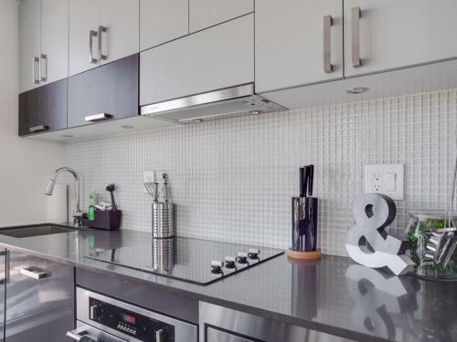 Sweeping Views Luxury 2br Suite Pool Table, Rooftop Patio, Bbq, Coffee