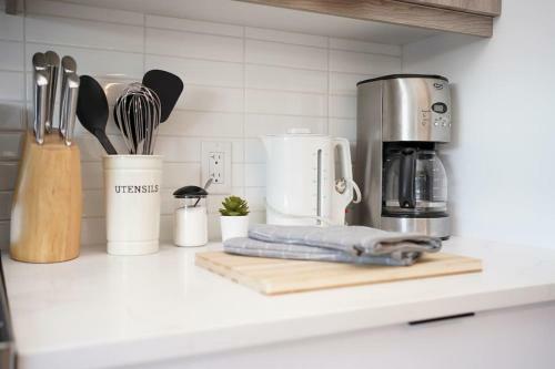 Ocean Bay New Luxury Condo Sleeps 5 Parking, Coffee, AC