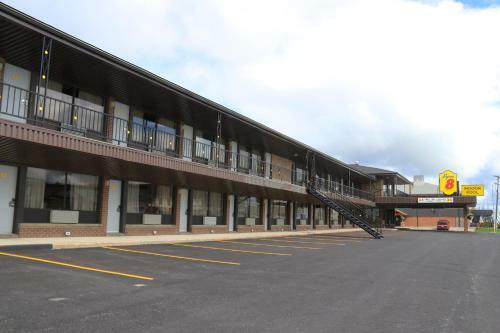 Hotel Super 8 By Wyndham Hearst On
