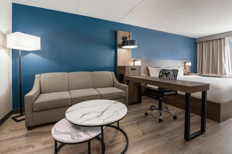 Hotel Comfort Suites Kingston Central