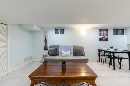 Newly Renovated - Modern 2br Apartment - Trinity Bellwoods!