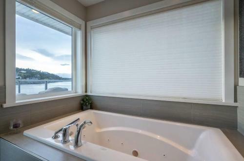 *10 Mile Point Stunning Oceanfront