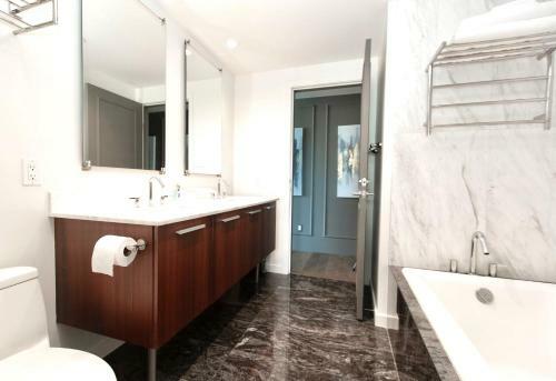 Luxe Downtown Condo With Stunning Views !!
