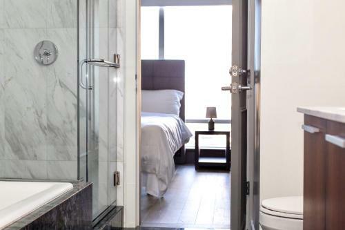 Luxe Downtown Condo With Stunning Views !!