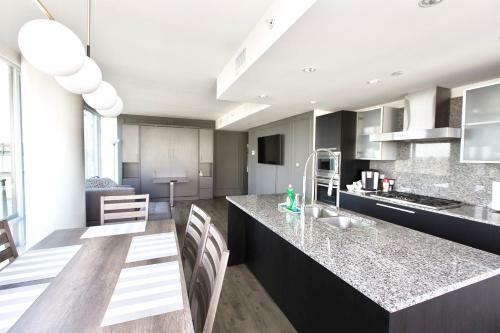 Luxe Downtown Condo With Stunning Views !!