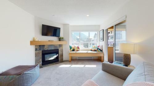 Modern Village Condo With Spectacular Mountain Views
